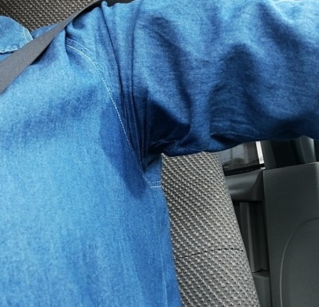 脇の大量の汗じみがデニムシャツにしみ込んだ様子