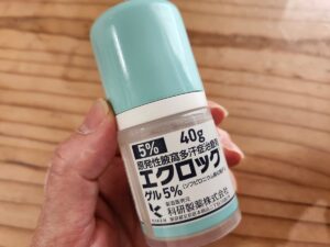 エクロックゲルを手で持つ様子